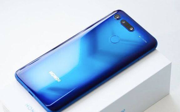 Honor View 20 ની યૂરોપની શરુઆતની કિંમત 569 યૂરો( લગભગ 46,000) રૂપિયા છે આ કિંમત બેઝ મોડલની છે. આ મોડલમાં 6 GB RAM સાથે 128GB ઇન્ટરનલ મેમોરી આપવામાં આવી છે.