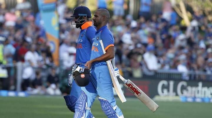 ધવન બેટિંગ કરતો હતો ત્યારે સુરજનો પ્રકાશ સીધો ધવનની આંખો ઉપર આવતો હતો. જેથી ધવનને બોલ દેખાતો ન હતો. સામાન્ય રીતે મેદાનમાં પિચ ઉત્તર-દક્ષિણ દિશામાં હોય છે જેના કારણે સુરજની રોશનની ફરિયાદ રહેતી નથી. જોકે આ મેદાનમાં પિચ પૂર્વથી પશ્ચિમ તરફ છે. આ કારણે રમત 30 મિનિટ અટકાવી પડી હતી. વધારે પ્રકાશના કારણે મેચ અટકાવી હોય તેવો ક્રિકેટ ઇતિહાસમાં કદાચ પ્રથમ બનાવ હશે.