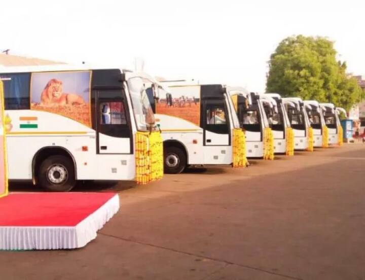 આ સેવા વિમાની અને ટ્રેન મુસાફરી કરતાં મોંઘી છે અને સમય પણ વધારે લે છે. અમદાવાદથી ગોવા જવા માટે સાંજે ચાર વાગ્યે એસટીનો વોલ્વો બસ ઉપડશે. આ બસ તમને બીજા દિવસે સાંજે છ વાગ્યે ગોવા પહોંચાડશે. ગોવા માટે રૂપિયા 3320 ભાડું ચુકવવું પડશે.