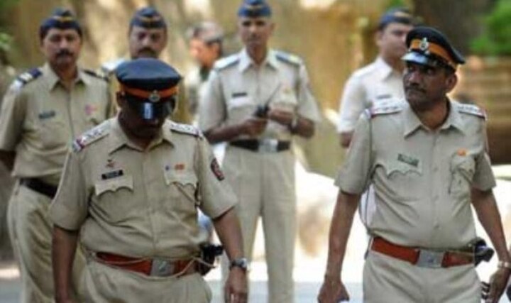 બંને યુવતી પરમિટના દારૂની બોટલ ચોરીછૂપીથી હોટલમાં લાવી હતી અને પોતાની સહેલીઓ સાથે મહેફિલ માણતી હતી. પરમીટના નિયમ પ્રમાણે પરમીટની દારૂને સલામત જગ્યાએ મૂકવાની હોય છે અને આ જવાબદારી પરમિટધારકની છે. આ બંનેએ બેદરકારી દર્શાવી હતી તેથી ઉમરા પોલીસે ધરપકડ કરી છે. 