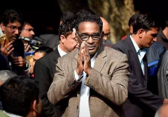 ઉલ્લેખનીય છે કે હાલમાં જ સંસદમાં સંવિધાનમાં 124માં સંશોધન કરતા સામાન્ય વર્ગ માટે અનામતની વ્યવસ્થા કરવામાં આવી છે. આ સંશોધનથી સરકારે સામાન્ય વર્ગના ગરીબો માટે 10 ટકા અનામતની વ્યવસ્થા કરી છે. આ કાયદાને સુપ્રીમ કોર્ટમાં પડકારવામાં આવ્યો છે. સંસદમાંથી મંજુરી મળ્યા બાદ રાષ્ટ્રપતિ રામનાથ કોવિંદે પણ હસ્તાક્ષર કરી દિધા છે. રાષ્ટ્રપતિના હસ્તાક્ષર બાદ ઘણા રાજ્યોને તેને લાગૂ કરી દિધુ છે. સરકારની નીતિયો મુજબ, ફેબ્રુઆરીથી ગરીબ સવર્ણોને અનામત મળવા લાગશે.