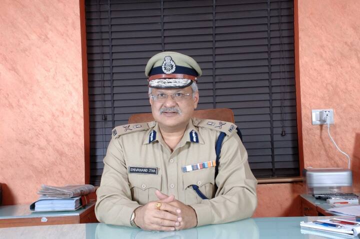 આજની બેઠકમાં CBIના નવા ફૂલ-ટાઇમ વડા નક્કી થઇ શકે છે. આ લિસ્ટમાં ગુજરાતના હાલના ડીજીપી શિવાનંદ ઝા અને નેશનલ ઈન્વેસ્ટીગેશન એજન્સી (એનઆઈએ) મહાનિર્દેશક વાય સી મોદી અગ્રેસર હોવાનું મનાય છે. કેન્દ્રીય તપાસ સંસ્થામાં આલોક વર્માના અનુગામીની પસંદગી કરવા આજે સાંજે વડાપ્રધાન નરેન્દ્ર મોદીના નિવાસ સ્થાને ઉચ્ચ-સ્તરીય પસંદગી સમિતિની બેઠક યોજાવાની છે. આ બેઠકમાં સમિતિના વડા અને વડાપ્રધાન નરેન્દ્ર મોદી ઉપરાંત મુખ્ય ન્યાયમૂર્તિ રંજન ગોગોઈ અને લોકસભામાં વિપક્ષના નેતા મલ્લિકાર્જુન ખડગે ભાગ લેશે.