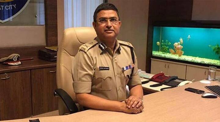 શિવાનંદ ઝા આશરે 11 વર્ષ બાદ ગુજરાતના કાયમી ડીજીપી તરીકે નિમણૂંક પામ્યા હતા. હવે તેમને સીબીઆઈ વડા તરીકે દિલ્હી ખસેડાય તો ગુજરાતમાં ડીજીપીનો હોદ્દો ફરી ખાલી પડે. આ સંજોગોમાં સૂત્રોના કહેવા મુજબ સીબીઆઈમાં નં. 2 અને વિવાદમાં સપડાયેલા રાકેશ અસ્થાનાને ગુજરાત પાછા મોકલી ડીજીપીના હોદ્દે તેમની નિમણૂંક કરી શકાય તેમ છે.