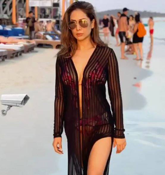 કિમે આ તસવીર શેર કરતા લખ્યું, દુનિયા વિશે સૌથી સેક્સી વસ્તુ એ છે કે તમારે ખૂબ જ સ્માર્ટ અને દરિયાદિલ હોવું જોઈએ. બાકી તમામ વસ્તુઓ બેકાર છે. લોકો તમને બેકાર વસ્તુઓ વેંચવાની કોશિશ કરશે એટલે તમે સારૂ ફિલ ન કરો. તમે ન ખરીદો. જીવનમાં સ્માર્ટ બનો. જન્મદિવસ પર પ્રેમ આપવા માટે આભાર. 