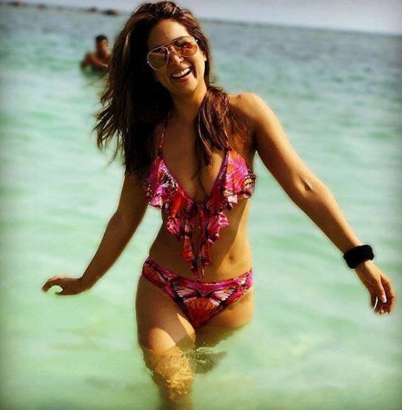 ઉલ્લેખનીય છે કે કિમ શર્માએ બોલીવૂડની ઘણી ફિલમોમાં અભિનય કયો છે. જેમાં મોહબ્બતે, તુમ સે અચ્છા કૌન હૈ અને ટોમ ડિક એંડ હૈરી જેવી ફિલ્મો સામેલ છે. 