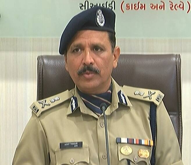 અમદાવાદ: જ્યંતિ ભાનુશાળીની હત્યાના કેસમાં પોલીસને મોટી સફળતા મળી છે. અમદાવાદ ક્રાઇમ બાંચે પત્રકાર પરિષદ યોજી સમગ્ર ઘટના અંગે માહિતી આપી હતી. ક્રાઇમ બ્રાંચના અજય તોમરે જણાવ્યું કે જયંતિ ભાનુશાળીની કચ્છ સામખિયાળી પાસે ટ્રેનમાં હત્યા કરાઇ હતી, જે અંગે જયંતિ ભાનુશાળીના પરિવારજનોએ હત્યા અંગે ફરિયાદ નોંધાવી હતી અને જયંતિ ભાનુશાળીના દુશ્મન છબિલ પટેલ અને મનિષા ગોસ્વામી પર વિરુદ્ધ ફરિયાદ દાખલ કરી હતી. આ અંગે પોલીસે સીઆઇડી, અમદાવાદ ક્રાઇમ બ્રાચ સહિતની ટીમો બનાવી તપાસ હાથ ધરી હતી.