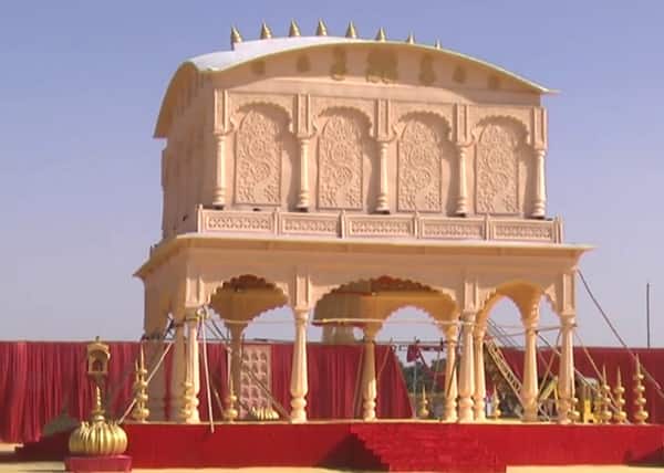 સામાન્ય રીતે પોતાના દીકરા દીકરીના શાહી લગ્ન કરતા હોય છે. ત્યારે માંડવી ધારાસભ્ય વીરેન્દ્ર સિંહ જાડેજા દ્વારા તેમના પુત્ર જયદીપ સિંહ જાડેજા ભત્રીજી પૂજાબા લગ્ન સાથે 114 યુવક યુવતીના રજવાડી અંદાજ શાહી સમૂહ લગ્નનું આયોજન કરવામાં આવ્યું છે. રજવાડી થીમ પર ડેકોરેશન કરવામાં આવ્યું છે.