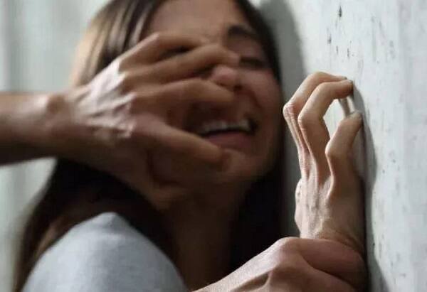 ત્યાર બાદ ફરી 18 એપ્રિલ 2019ના દિવસે ફરી યુવકે યુવતીને તેના ઘરે લઈ ગયો હતો. ત્યાં યુવકની બહેન ભાગી જતાં યુવક તથા તેના પરિવારે યુવતીને કહ્યું હતું કે, તું અહીં જ રોકાઈ જા અમારે અમારી પુત્રીનું ટેન્શન છે. જેથી યુવતી ત્યાં રોકાઈ ગઈ હતી. તે દરમિયાન એકલતાનો લાભ લઈ યુવકે તેની સાથે સગાઈ તોડવાની ધમકી આપી શારીરિક સંબંધ બાંધ્યો હતો.