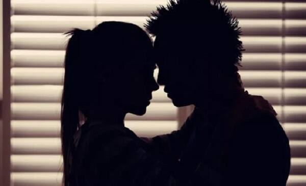 યુવતીના માતા પિતા યુવકને અવાર નવાર લગ્ન માટે કહેતા હતા પરંતુ યુવક હાલ સગવડ નથી કહી વાત ટાળતો. જોકે તેણે કોર્ટ મેરેજ કરી લઈએ ત્યાર બાદ ધામધૂમથી સમાજમાં લગ્ન કરીશું તેમ કહ્યું હતું. યુવકે યુવતી સાથે મેરેજ બ્યુરોની મદદથી કોર્ટ મેરેજ કર્યાં હતાં.