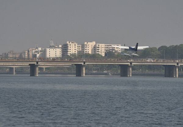 મંત્રી ભુપેન્દ્રસિંહ ચુડાસમા અને કેન્દ્ર સરકારના નાગરિક ઉડ્ડયન મંત્રાલયના અધિકારીઓ વચ્ચે બુધવારે મોડી સાંજ સુધી હાથ ધરાયેલી મીટિંગમાં વિવિધ નિર્ણયો લેવામાં આ‌વ્યા હતા. જે અંતર્ગત સી પ્લેન સહિત વિવિધ 13 રૂટ પર ફ્લાઈટ શરૂ કરવા માટે તારીખ 28 જાન્યુઆરી સુધીમાં ટેન્ડર સહિતની પ્રક્રિયા પૂર્ણ કરવાનું પણ નક્કી કરવામાં આવ્યું છે.