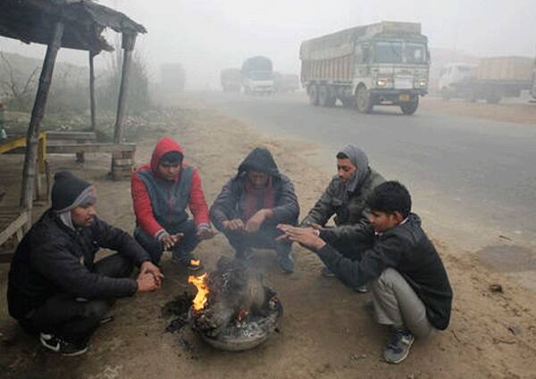 ઉલ્લેખનિય છે કે, ગુજરાતમાં ઉત્તર પૂર્વિય દિશા તરફથી ઠંડા સુકા પવન બે દિવસથી ફુંકાઈ રહ્યો છે. જેના કારણે રાજ્યનાં મોટા ભાગના શહેરનું લઘુતમ અને મહત્તમ તાપમાનમાં બેથી ત્રણ ડિગ્રી તાપમાન ઘટવાની શક્યતાઓ છે. આગામી 24 કલાક દરમિયાન કોલ્‍ડ વેવની આગાહી છે. આજે રાજ્યનું સૌથી ઠંડુ શહેર નલિયા છે.