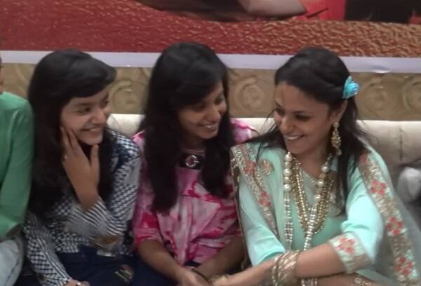 માનવીના પિતાને મોટી દીકરી સંસાર છોડી સંયમનો માર્ગ અપનવ્યો છે. માનવીના આ નિર્ણયને સમાજમાં એક દાખલો બેસાડી બીજી દીકરીઓને દીક્ષા લેવામાં સહયોગ આપે અને દીક્ષા લેનારાં ઈચ્છા ધરાવતા લોકોને આત્મ વિશ્વાસ આપે સહયોગ આપે તેવું જણાવ્યું હતું.