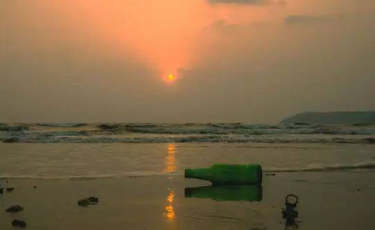 સરકારની દલીલ છે કે કેટલાક લોકો દારૂ પીધા બાદ બીચ પર જ ખાલી બોટલો રેતીમાં નાંખી દે છે. ખુલ્લા પગે ફરનારા કેટલાક ટુરિસ્ટ બોટલનો કાચ લાગવાથી ઘાયલ થાય છે. દારુના નશામાં નહાવા માટે દરિયામાં પડવાથી ડુબવાની સંભાવના પણ વધી જાય છે. બીચ પર ઝુપડામાં રહેનારાઓને પણ નવા કાયદાનુ યોગ્ય રીતે પાલન થાય તે માટે જવાબદારી આપવામાં આવશે. તેમને કહેવામાં આવશે કે ગ્રાહકોને બીચ પર લઈ જવા માટે દારૂની બોટલો ના વેચવામાં આવે. 