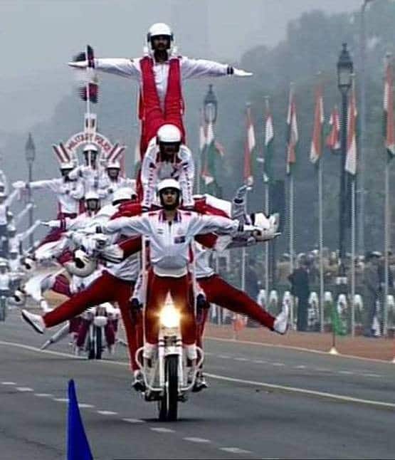 લેડી ડેરડેવિલે કહ્યું કે, હું છેલ્લા 3 મહિનાથી પ્રેક્ટિસ કરી રહી હતી, શરૂમાં હાથ છોડીને બૂલેટ ન હતી ચલાવી શકતી, પણ ટીમે મને શિખવાડ્યુ, મારી ખુબ મદદ કરી. ધીમે ધીમે હું શીખી ગઇ અને બાઇક પર કેવી રીતે ઉભા રહેવાનું છે. બાઇકના અલગ અલગ પ્રકારના સ્ટન્ટથી મારો આત્મવિશ્વાસ વધી ગયો છે. 