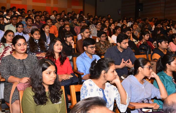 રશ્મિ બંસલે જણાવ્યું કે સફળ બિઝનેસમેન બનવા માટે મેનેજમેન્ટની કોઈ ડિગ્રીની જરૂર નથી, તમારી પાસે વ્યાપાર શરુ કરવા માટે મૂડી કે અન્ય સંસાધન ના હોઈ તો પણ હિમ્મત હાર્યા વગર વ્યાપાર માટેના પ્રયત્નો ચાલુ રાખવા જોઈએ, તમે કોઈપણ ઉંમરે વ્યાપર સાહસ ખેડી શકો છો અને જો વ્યાપાર સાહસિક બનવાની ઈચ્છા હોઈ તો તમારે યુવા અવસ્થામાં વહેલી તકે તે દિશામાં પ્રયત્નો ચાલુ કરવા જોઈએ, જીવનમાં સફળતા કે નિષ્ફળતા કાયમી નથી હોતા પરંતુ તમારે સતત પ્રયત્નશીલ રહેવું જોઈએ. આ ઉપરાંત તેમણે જણાવ્યું કે આવનારા વર્ષોમાં આર્ટિફિશ્યલ ઇન્ટેલિજેન્સની બોલા બાલા હશે તેમજ આ ટેકનોલોજીથી કોલ સેંટર જેવા ક્ષેત્રોમાં રોજગારીની તકો ઘટી જશે . 