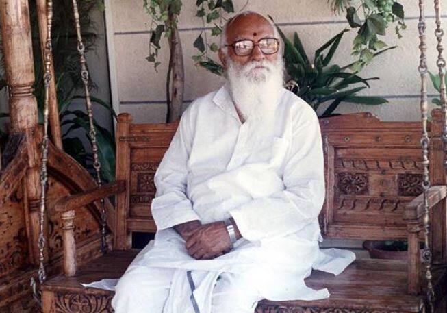 નાનાજી દેશમુખ ભારતના એક સામાજિક કાર્યકર્તા હતા. નાનાજી દેશમુખે પોતાનું જીવન સમાજસેવામાં સમર્પિત કર્યું હતું. ગ્રામીણ વિકાસમાં તેમના યોગદાનને આજે પણ યાદ કરાય છે. તેમણે શિક્ષણ, સ્વાસ્થ્ય અને ગ્રામ્ય આત્મનિર્ભરતાના ક્ષેત્રમાં કામ કર્યું છે. ભારત રત્ન પહેલા તેમને પદ્મ વિભૂષણથી સમ્માનીત કરવામાં આવ્યા હતા. 