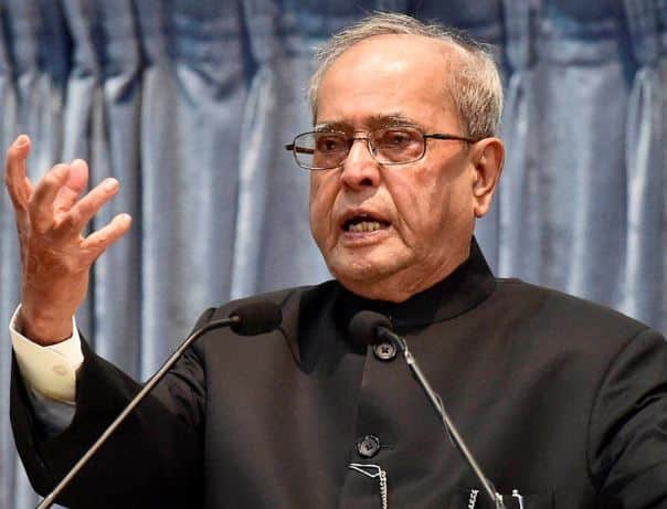 નવી દિલ્હી: પૂર્વ રાષ્ટ્રપતિ પ્રણવ મુખર્જીને ભારત રત્ન સમ્માન આપવાની જાહેરાત કરવામાં આવી છે. પ્રણવ મુખર્જીની સાથે નાના જી દેશમુખ અને ભૂપેન હજારિકાને પણ મરણોપરાંત ભારત રત્ન આપવાની જાહેરાત કરવામાં આવી છે. પ્રણવ મુખર્જી ભારતના 13માં રાષ્ટ્રપતિ રહી ચુક્યા છે. તેઓ કૉંગ્રેસના વરિષ્ઠ નેતા પણ રહ્યા છે. પ્રણવ મુખર્જીએ 25 જુલાઈ 2012ના ભારતના 13માં રાષ્ટ્રપતિ તરીકે શપથ લીધા હતા. પ્રણવ મુખર્જીને વર્ષ 2008 દરમિયાન સાર્વજનિક મામલાઓમાં તેમના યોગદાન બદલ ભારતના બીજા સર્વોચ્ચ નાગરિક પુરસ્કાર પદ્મ વિભૂષણ પણ આપવામાં આવ્યો છે. 