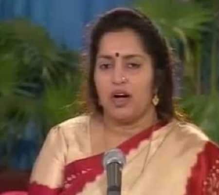 મીના પટેલ છેલ્લા 30 વર્ષથી ગુજરાતી લોકસંગીત ક્ષેત્રે સેવા આપી રહ્યા હતા. મીના બહેન અમરેલી જિલ્લાનાં વતની હતા. તેમને રાજ્ય સરકાર દ્વારા ગૌરવ પુરસ્કારથી સમ્માનિત પણ કરવામાં આવ્યા હતા. 