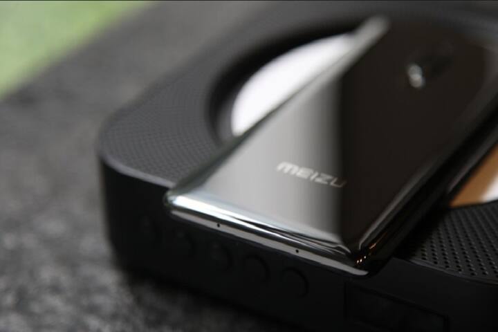 ફોનમાં પાવર માટે કોઇ અન્ય વોલ્યુમ બટન નથી, પરંતુ તેની બાજુમાં ટચ પેનલ આપેલી છે. જેની મદદથી વોલ્યૂમ ઓછુ કરી શકાય છે, સિમ સ્લોટની વાત કરીએ તો ફોન ઈસીમ સપોર્ટ સાથે આવશે. આ ઉપરાંત, તેનું સ્પીકર ફોનના ડિસ્પ્લેમાં જ છે.