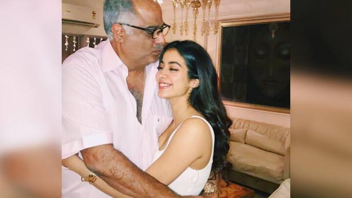 જ્હાનવીએ આ મેસેજના જવાબમાં પિતા બોની કપૂરને ઇમોજી મોકલી છે. તમને જણાવીએ કે, જ્હાનવી કપૂર હાલમાં બ્રિટનમાં વેકેશન માણી રહી છે. જ્હાનવીએ સોશિયલ મીડિયા પર પોતાના વેકેશનની તેસવરી શેર કરી છે.