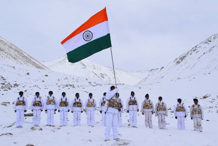 નવી દિલ્હી: પ્રજાસતાક દિવસ પર લદાખમાં 18 ફુટની ઉંચાઈ પર ઇન્ડો-તિબેટ સીમા પોલીસ દળના જવાનોએ માઇનસ 30 ડિગ્રી સેલ્સિયલ તાપમાનની વચ્ચે તિરંગો ફરકાવીને પ્રજાસત્તાક દિવસની ઉજવણી કરી હતી.