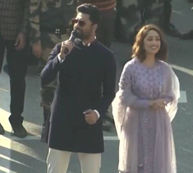 વાઘા બોર્ડર પર આ વર્ષ પ્રજાસતાક દિવસના સમારોહમાં ફિલ્મ સ્ટાર્સ પણ બીએસએફના જવાનોનો ઉત્સાહ વધારવા માટે પહોંચ્યા હતા. હાલમાં જ આવેલી ફિલ્મ ઉરી ધ સર્જિકલ સ્ટ્રાઈકના કલાકાર વિક્કી કૌશલ અને યામી ગૌતમ પણ જવાનોનો ઉત્સાહ વધારવા માટે પહોંચ્યા હતા. 