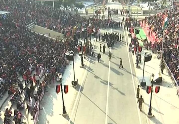 વાઘા: સમગ્ર દેશમાં આજે 70માં પ્રજાસતાક દિવસની ઉજવણી કરવામાં આવી રહી છે. આ તકે વાઘા બોર્ડર પર દેશના જવાનોએ પણ દુશ્મન દેશની સામે શક્તિ પ્રદર્શન કર્યું હતું. વાઘા બોર્ડર પર બીએસએફના જવાનોએ બીટિંગ ધ રિટ્રીટ સેરેમની દરમિયાન પોતાની તાકાત બતાવી હતી. 