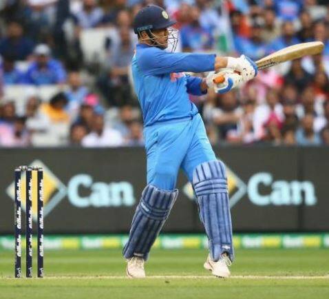 નવી દિલ્હી: ટીમ ઈન્ડિયા અને ન્યુઝીલેન્ડ વચ્ચે પાંચ વનડે મેચની સીરીઝની બીજી વનડે આજે રમાઈ હતી. ભારતે ટોસ જીતીને પ્રથમ બેટિંગ કરી હતી. ભારતે 4 વિકેટના નુકસાન પર 324 રન બનાવ્યા હતા. ભારતે ન્યૂઝિલેન્ડને જીત માટે 325 રનનો ટાર્ગેટ આપ્યો હતો. જોકે ન્યુઝીલેન્ડ આ ટાર્ગેટ સુધી પહોંચી ન સકતા માત્ર 234 પર આખી ટીમ ઓલઆઉટ થઈ ગઈ હતી.