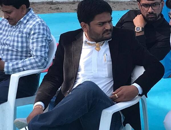 વિરમગામ: પાસ નેતા હાર્દિક પટેલના આજે લગ્ન છે. વિરમગામ સ્થિત તેના ઘરે શનિવારથી જ માંડવાની વિધિ શરૂ થઈ ગઈ છે. આ વિધિ માટે મહેમાનો આવી પહોંચ્યા છે. 