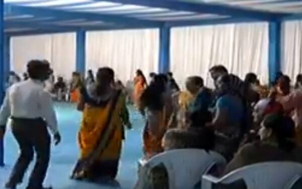 હાર્દિકના લગ્નના રાસ ગરબામાં પરિવારના અન્ય સભ્યો અને મિત્રો પણ ગરબામાં જોડાયા હતા. હાર્દિક અને કિંજલ બંને 27 જાન્યુઆરી એટલે આજે સુરેન્દ્રનગરના દિગસર ગામે તેમના કુળદેવીના મંદિરમાં લગ્નગ્રંથિથી જોડાશે જેના માટે બન્નેના પરિવારજનો ત્યાં પહોંચી ગયા છે.