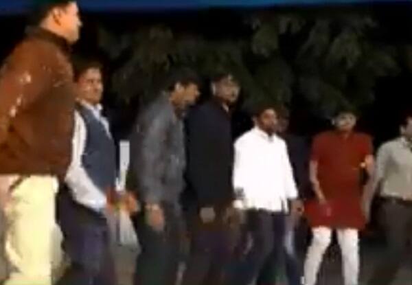 હાર્દિક અને કિંજલ ફક્ત નિકટના લોકો અને પરિવાર મળીને કુલ 350 જેટલા લોકોની હાજરીમાં ખૂબ જ સાદગીથી લગ્ન કરશે. લગ્ન વિધિ કુળદેવી માતાના મંદિરે પાટીદાર રીત રિવાજ મુજબ થશે.