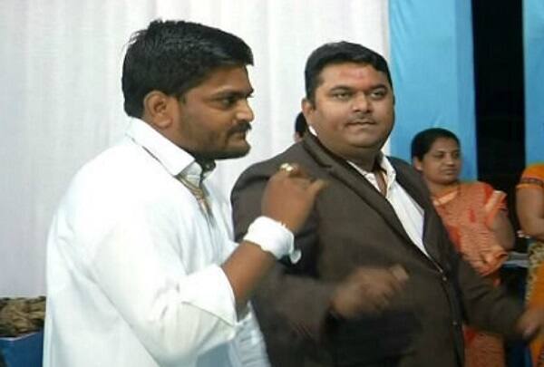 હાર્દિક પટેલ પોતાના લગ્ન હોવાથી રાસ ગરબામાં આનંદપૂર્વ ગરબે રમ્યો હતો. હાર્દિકની સાથે સાથે તેમના માતા-પિતા અને બહેને પણ ગરબા રમી હતી જેની તસવીરો સોશિયલ મીડિયામાં વાયરલ થઈ છે.