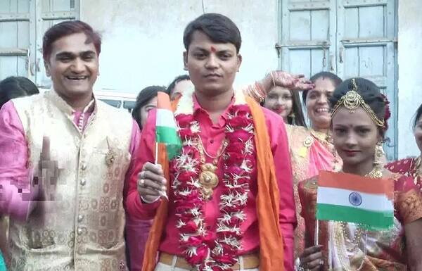 જામનગર: 26મી જાન્યુઆરી એટલે કે ભારતનાં 70માં પ્રજાસત્તાક દિવસે સૌ કોઈ રાષ્ટ્રગીત ગીત અને ધ્વજવંદન કરીને ઉજવણી કરી રહ્યાં હોય છે. ત્યારે જામનગરમાં એક યુગલે પ્રભુતામાં પગલાં માંડે તે પહેલાં સમૂહમાં રાષ્ટ્રગીત ગાઈને તેમની લગ્નવિધિ પૂર્ણ કરી હતી. 