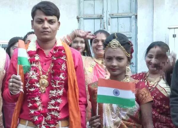 જામનગરનાં આ યુગલે અનોખી રીતે પોતાની નવી જિંદગીની શરૂઆત કરી છે. જામનગરમાં 26મી જાન્યુઆરીનાં દિવસે હરેશ સતિષભાઈ વસાણી નામનાં વરરાજા સવારે લગ્ન કરવા જાન લઈને નીકળ્યાં અને કન્યા ખુશ્બૂ ભરતકુમાર ઓધવાણી સાથે લગ્નગ્રંથિથી જોડાયા હતા.