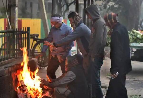 કાશ્મીરમાં થયેલી ભારે હિમ વર્ષાની સીધી અસર ગુજરાતમાં જોવા મળી રહી છે. હવામાન વિભાગે હજી એક સપ્તાહ સુધી આ માહોલ બની રહેશે તેવું જણાવ્યું છે. ત્યારે માઉન્ટ આબુમાં તાપમાન ગગડ્યું છે. આબુમાં તાપમાન 3 ડિગ્રી પહોંચ્યું છે તો ગુજરાતના અન્ય શહેરોમાં પણ તાપમાન 10 ડિગ્રીથી નીચે પહોંચી ગયું છે. 