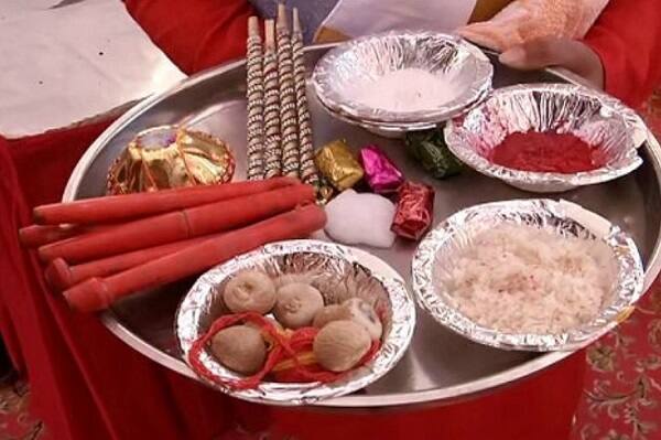 હાર્દિક પટેલ પોતાના લગ્ન હોવાથી રાસ ગરબામાં આનંદપૂર્વ ગરબે રમ્યો હતો. હાર્દિકની સાથે સાથે તેમના માતા-પિતા અને બહેને પણ ગરબા રમી હતી જેની તસવીરો સોશિયલ મીડિયામાં વાયરલ થઈ છે.