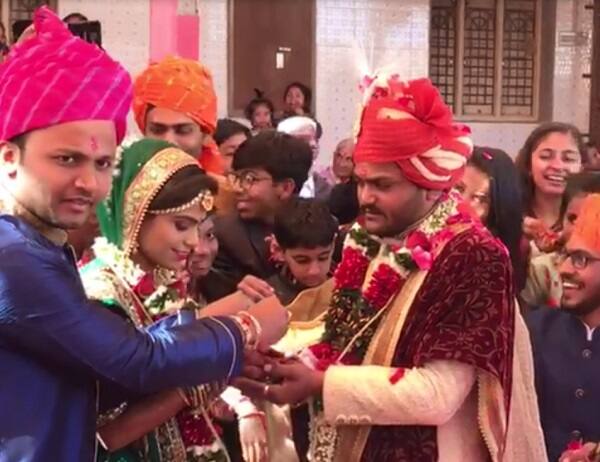 સુરેન્દ્રનગર: પાસ નેતા હાર્દિક પટેલ અને તેની નાનપણની મિત્ર કિંજલ પરીખે આજે પ્રભૂતામાં પગલા પાડ્યા હતાં. સુરેન્દ્રનગર જિલ્લામાં આવેલ મૂળી તાલુકાના દિગસર ગામે વહેલી સવારથી જ હાર્દિકના લગ્નની વિધિઓ શરૂ થઈ ગઈ હતી. વર અને કન્યા પક્ષના પરિવારજનો પરોઢીયે જ દિગસર ગામ પહોંચી ગયા હતા. મહત્વપૂર્ણ છે કે હાર્દિક પટેલના લગ્ન ખૂબ જ સાદાઈથી થયા હતાં. જેમાં નજીકના પરિવારજનોને જ આમંત્રિત કરવામાં આવ્યા હતાં.