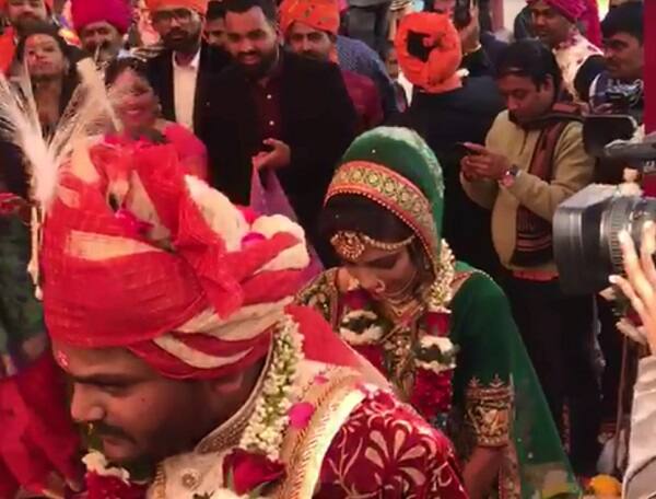 લગ્ન પ્રસંગ સ્થળેથી કિંજલના પિતાએ કહ્યું હતું કે, હાર્દિક કુમારની ઈચ્છા હતી કે લગ્ન ખૂબ જ સાદાઈ પૂર્વક કરવામાં આવે તે પ્રમાણે સમગ્ર આયોજન કરવામાં આવ્યું છે અને હાર્દિક જેવો જમાઈ મળે તે એક બાપ તરીકે દીકરી માટેની બધી જ અપેક્ષાઓ પૂરી થઈ ગઈ તેવું લાગી રહ્યું છે.