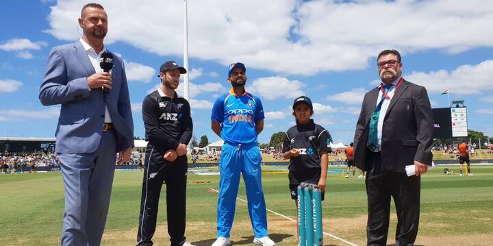 ન્યૂઝીલેન્ડ ટીમઃ કેન વિલિયમ્સન (કેપ્ટન), રૉસ ટેલર, ટૉમ લાથમ, માર્ટિન ગપ્ટિલ, કૉલિન ડિ ગ્રાન્ડહોમ, ટ્રેન્ટ બૉલ્ટ, હેનરી નિકોલ્સ, ડગ બ્રેસવેલ, લૉકી ફર્ગ્યૂસન, મેટ હેનરી, કૉલિન મુનરો, ઇશ સોઢી, મિચેલ સેન્ટનર, ટિમ સાઉથી.