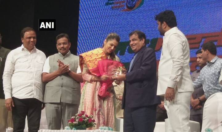 નવી દિલ્હીઃ બોલીવુડ સેલેબ્સનું રાજકારણમાં જોડાવું નવી વાત નથી. પરંતુ લોકસભા ચૂંટણી પહેલા વિવિધ પક્ષોમાં જોડાવાનું પ્રમાણ વધી જતું હોય છે.  બોલીવુડની જાણીતી એક્ટ્રેસ ઈશા કોપ્પીકરે રાજકારણમાં પ્રવેશ કર્યો છે. ઈશા કેન્દ્રીય મંત્રી નીતિન ગડકરીની હાજરીમાં ભાજપમાં જોડાઈ હતી. ભાજપમાં જોડાતાં જ તેને બીજેપી વુમન ટ્રાન્સપોર્ટ વિંગની કાર્યકારી અધ્યક્ષ તરીકે નિમણૂક કરવામાં આવી હતી.