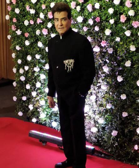 જાણીતા એક્ટર જિતેન્દ્રએ રિસેપ્શનમાં હાજરી આપી હતી.