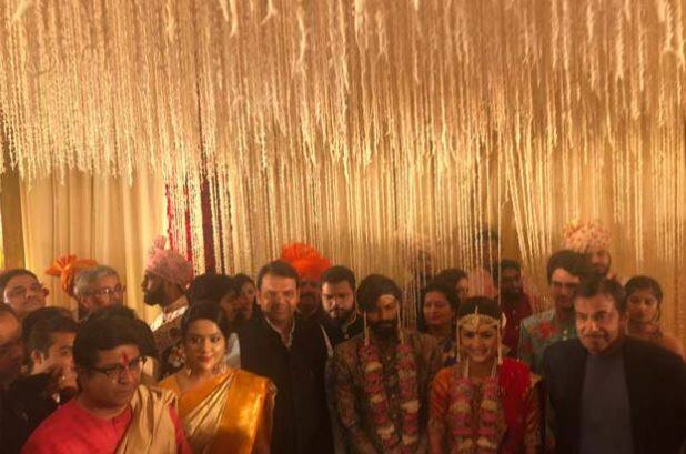 મહારાષ્ટ્રના મુખ્યમંત્રી દેવેન્દ્ર ફડવણીસ પણ રાજ ઠાકરે પરિવારના ખુશીના પ્રસંગમાં સામેલ થયા હતા.