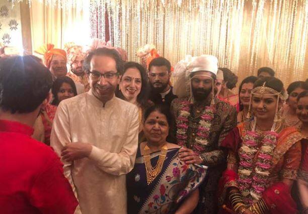 મુંબઈઃ મહારાષ્ટ્ર નવનિર્માણ સેનાના પ્રમુખ રાજ ઠાકરેના પુત્ર અમિત ઠાકરેના લગ્ન ડૉ. સંજય બોરુડેની પુત્ર મિતાલી બોરુડે સાથે આજે લગ્ન થયા છે. સચિન તેંડુલકર, રિતેશ દેશમુખ, રતન ટાટા, શરદ પવાર, આમિર ખાન સહિતના સેલિબ્રિટી આ સમારંભમાં જોવા મળ્યા હતા. લગ્ન બાદ સાંજે રિસેપ્શનનું આયોજન કરવામાં આવ્યું હતું.