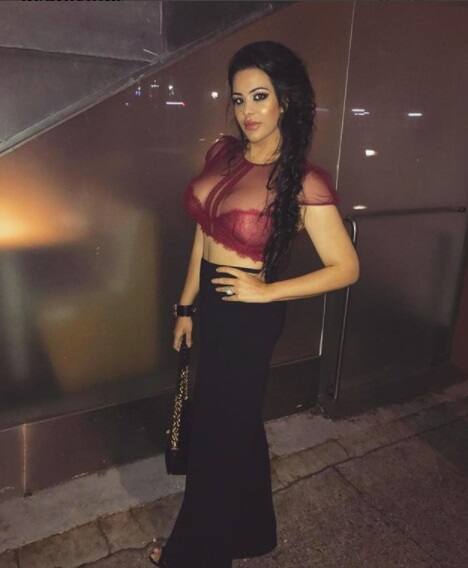 સોશિયલ મીડિયા યૂઝર્સ સંજય દત્તને ટ્રોલ કરતા એ યાદ અપાવી રહ્યા છે કે તેની એક મોટી દીકરી પણ છે. સંજય દત્ત પર યૂઝર્સ બંને દીકરીઓ વચ્ચે ભેદભાવ કરવાનો આરોપ લગાવી રહ્યા છે. ઉલ્લેખનીય છે કે સંજય દત્તની મોટી દીકરી ત્રિશાલા તેની પહેલી પત્ની ઋચા શર્માની દીકરી છે.