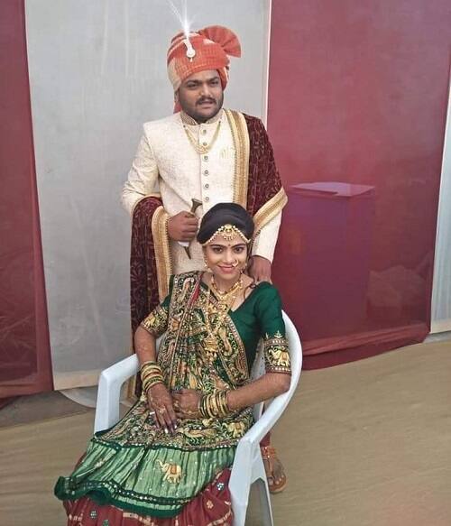 અમદાવાદ: પાસ નેતા હાર્દિક પટેલ અને તેની નાનપણની મિત્ર કિંજલ પરીખે પ્રભૂતામાં પગલા પાડ્યા હતાં. સુરેન્દ્રનગર જિલ્લામાં આવેલ મૂળી તાલુકાના દિગસર ગામે વહેલી સવારથી જ હાર્દિકના લગ્નની વિધિઓ શરૂ થઈ ગઈ હતી. વર અને કન્યા પક્ષના પરિવારજનો પરોઢીયે જ દિગસર ગામ પહોંચી ગયા હતા. મહત્વપૂર્ણ છે કે, હાર્દિક પટેલના લગ્ન ખૂબ જ સાદાઈથી થયા હતાં. જેમાં નજીકના પરિવારજનોને જ આમંત્રિત કરવામાં આવ્યા હતાં.