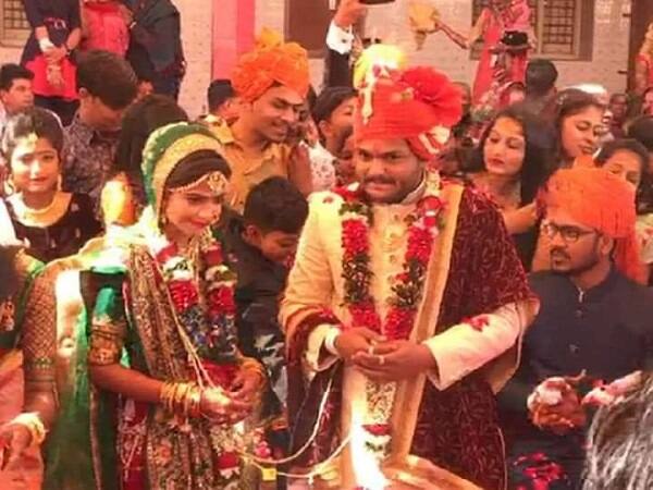 હાર્દિક અને કિંજલના લગ્નીની વિધિઓ સવારે 9-12 વાગ્યા સુધી ચાલી હતી. લગ્ન મંડપે પહોંચેલા હાર્દિકને કિંજલે ફૂલોનો હાર પહેરાવ્યો હતો. તેમજ ગુજરાતી પરંપરા મુજબ કિંજલની માતા એટલે હાર્દિકની સાસુએ જમાઈને પોંખ્યા હતા અને નાક ખેંચવાની વિધિ પણ યોજાઈ હતી. ખૂબ જ સાદગીથી યોજાઈ રહેલા આ લગ્ન પ્રસંગમાં પરિવારજનો સિવાય અન્ય કોઈને આમંત્રણ આપવામાં આવ્યું નથી.