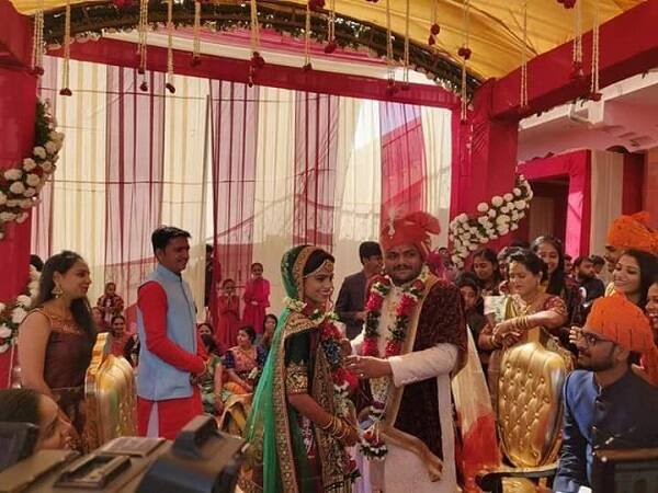 પાટીદાર અનામતના નેતા હાર્દિક પટેલના સુરેન્દ્રનગરના મૂળી તાલુકાના તેના કુળદેવી મંદિરમાં દિગસર ખાતે રવિવારે સંપૂર્ણ સાદગીથી સંપન્ન થયા હતા. લગ્ન પૂર્ણ થયા બાદ વરકન્યા ઘરે આવે પછી જે રૂપિયો રમાડવાની વિધિ થાય છે તે વિધિમાં જે જીતે તેનું દામ્પત્ય જીવનમાં ચાલે તેવી લોકવાયકા છે. આ પ્રમાણે જોઈએ તો લગ્ન સંપન્ન થઈ ગયા બાદ વિરમગામના હાર્દિકના નિવાસસ્થાને રમાયેલી ઓડિયે-કોડિયેની વિધિમાં કિંજલ સામે હાર્દિક પટેલનો પરાજય થયો હતો. 