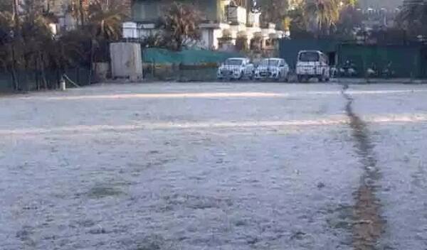 અમદાવાદ: ઉત્તર ભારત અને કાશ્મીરમાં થયેલ હિમવર્ષાના લીધે રાજસ્થાનના ગિરી મથક માઉન્ટ આબુમાં ઠંડીનો વધારો થયો છે. રવિવારે આબુમાં લઘુત્તમ તાપમાનનો પારો શુન્ય ડિગ્રીએ પહોંચતા પર્યટકો અને સ્થાનિક ધ્રુજી ઉઠ્યાં હતા.