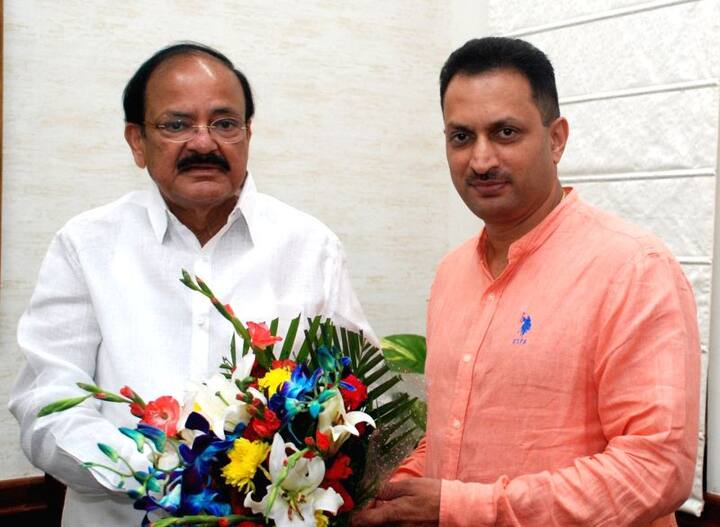 આ ઉપરાંત હેગડે તાજમહેલ પર પણ અજીબોગરીબ દાવો કર્યો છે, તેમને કહ્યું કે તાજમહેલ એક શિવ મંદિર હતું, જેને રાજા પરમતીર્થે બનાવ્યુ હતુ, તેનુ નામ તેજો મહાલયા હતું. બાદમાં શાહજહાંએ તેનુ નામ બદલીને તાજમહેલ કરી દીધુ હતુ.