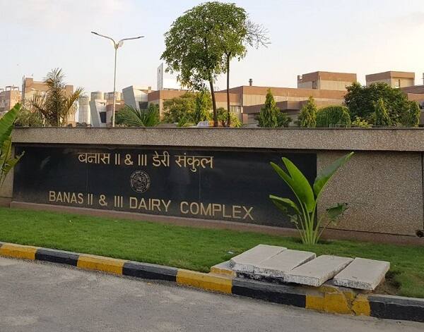 પાલનપુર: બનાસ ડેરીએ દૂધનાં પ્રતિ કિલો ફેટમાં વધારો કરીને પશુપાલકોને ગણતંત્ર દિવસની ભેટ આપી છે. પ્રતિ કિલો ફેટમાં રૂ. 10નો વધારો કરવામાં આવ્યો છે. આ ભાવ વધારાનો લાભ પશુપાલકોને તા. 1લી ફેબ્રુઆરીથી મળશે. ગુજરાતમાં ચાલુ વર્ષે વરસાદ ઓછો થયો હોવાથી ખેડૂતો અને પશુપાલકોની મુશ્કેલી વધી છે. પશુપાલકોને પુરતા પ્રમાણમાં ઘાસચારો નહીં મળવાને લઈને ફરિયાદો ઉઠી હતી. 